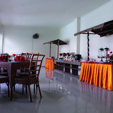 Grand Duta Hotel Palu Exteriör bild