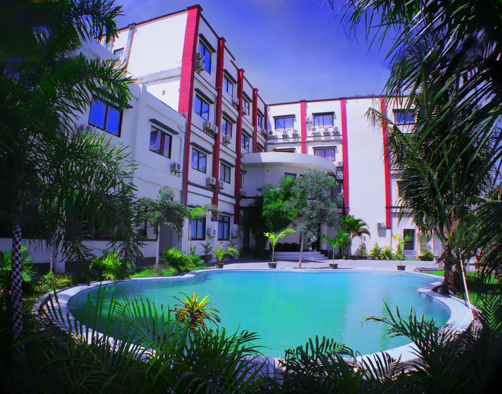 Grand Duta Hotel Palu Exteriör bild