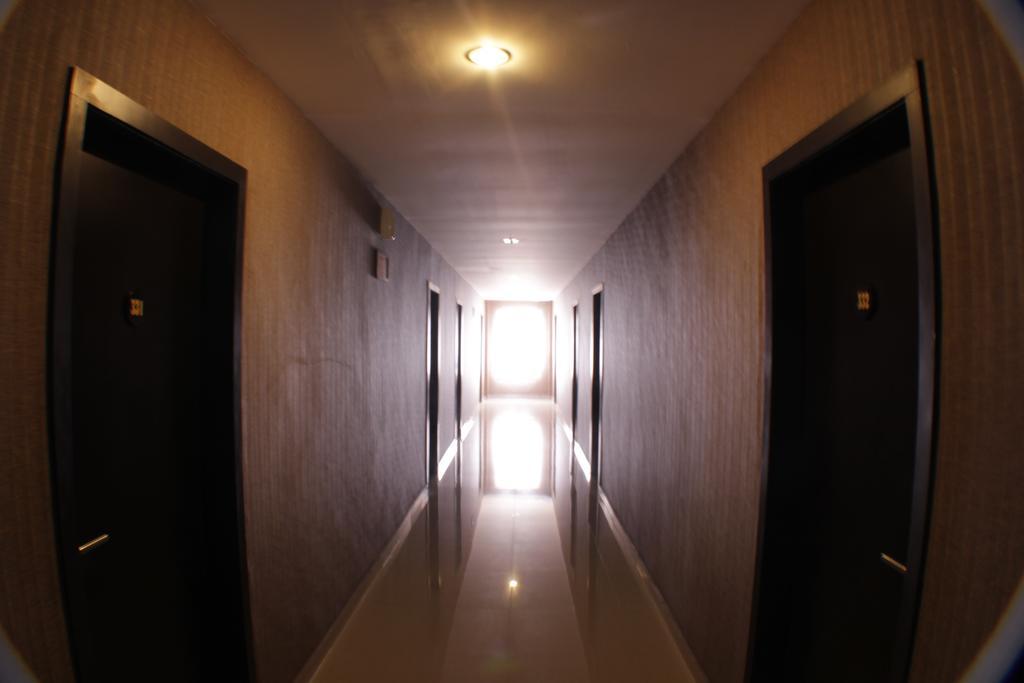 Grand Duta Hotel Palu Exteriör bild
