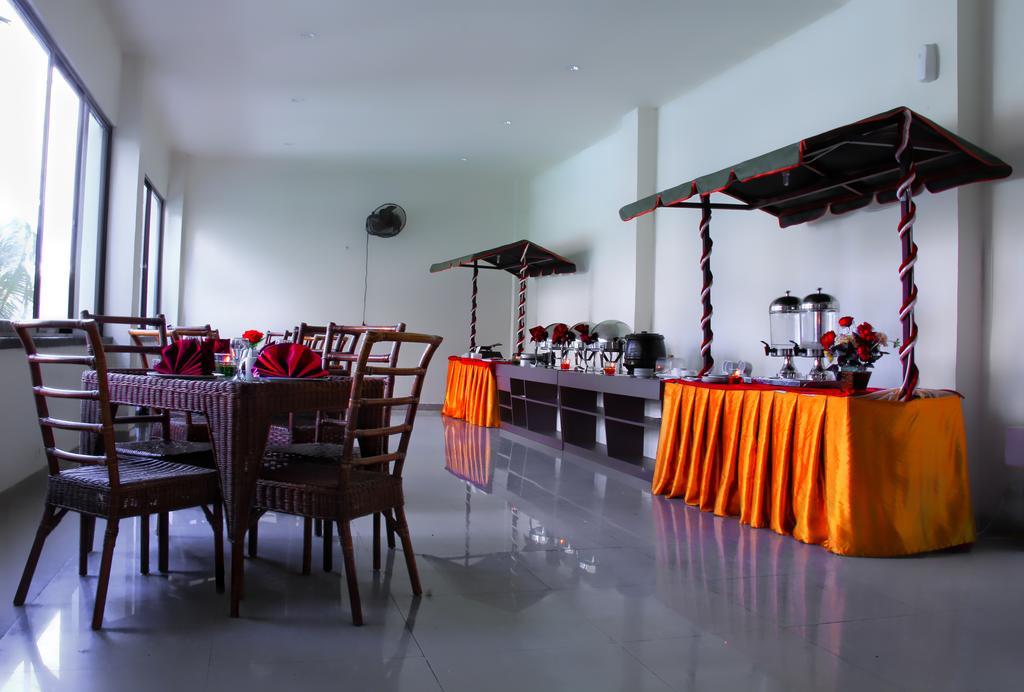 Grand Duta Hotel Palu Exteriör bild