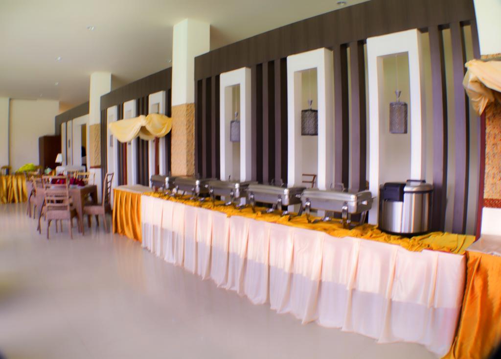 Grand Duta Hotel Palu Exteriör bild