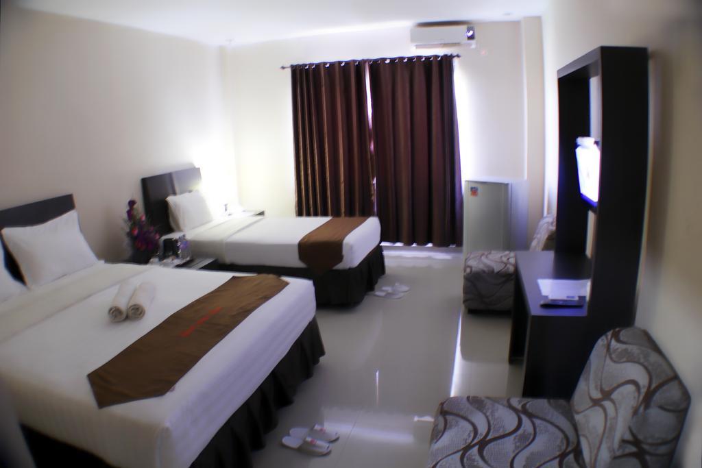 Grand Duta Hotel Palu Exteriör bild