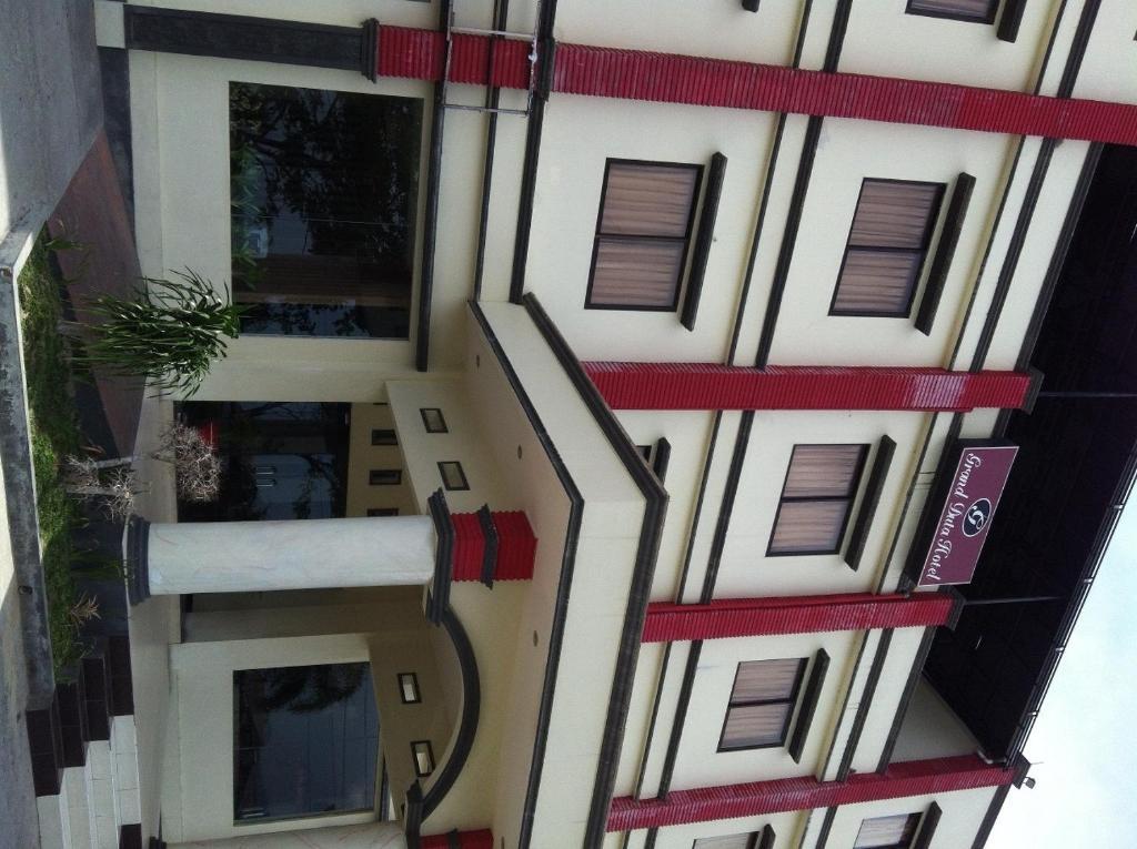 Grand Duta Hotel Palu Exteriör bild